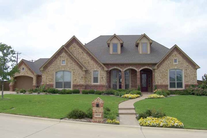 Dream House Plan - Traditional Exterior - Front Elevation Plan #84-711