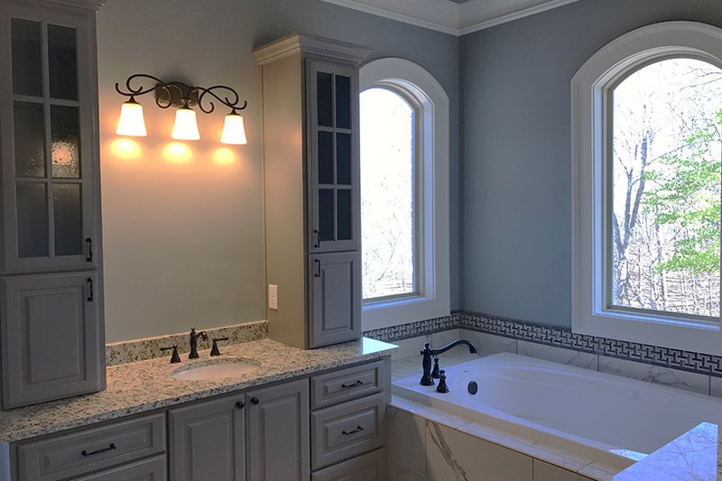 Home Plan - Interior - Master Bathroom for Country House Plan #437-81 - 4 bed, 4.5 bath