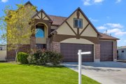 Traditional Style House Plan - 5 Beds 4 Baths 2960 Sq/Ft Plan #1060-153 