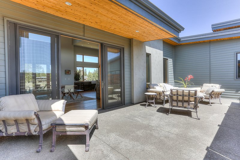 Dream House Plan - Front Lanai