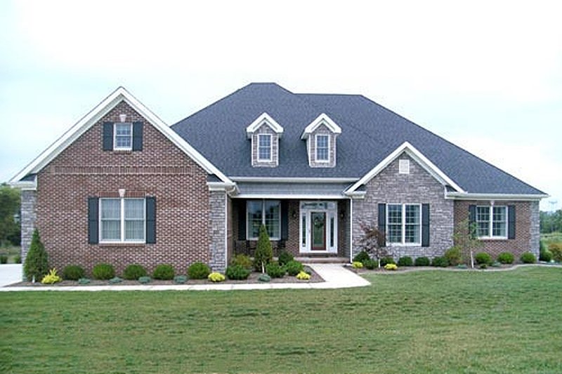 House Plan Design - Traditional home design front elevation
