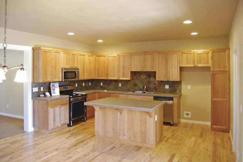 Dream House Plan - Interior - Kitchen for Craftsman House Plan #895-61 - 3 bed, 2.5 bath
