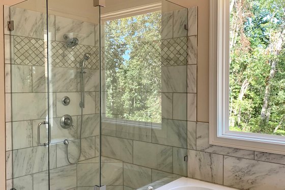 Interior - Bathroom for Craftsman House Plan #437-105 - 5 bed, 5 bath