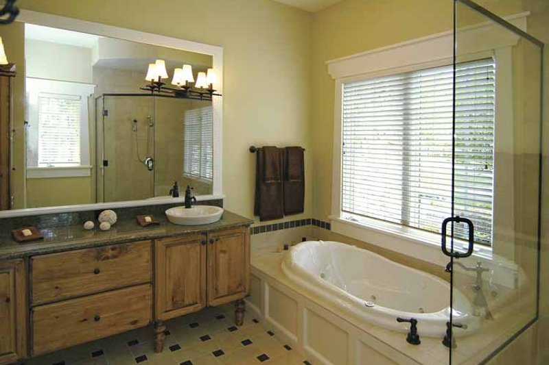 Home Plan - Interior - Master Bathroom for European House Plan #928-42 - 4 bed, 3.5 bath