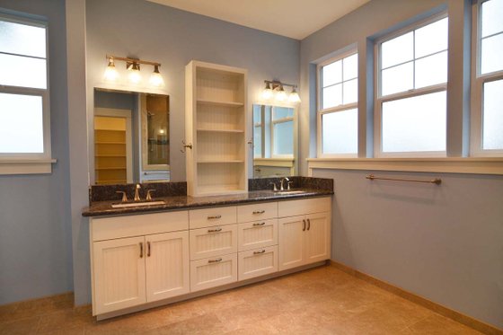 Interior - Bathroom 1 for Craftsman House Plan #124-1024 - 3 bed, 2.5 bath
