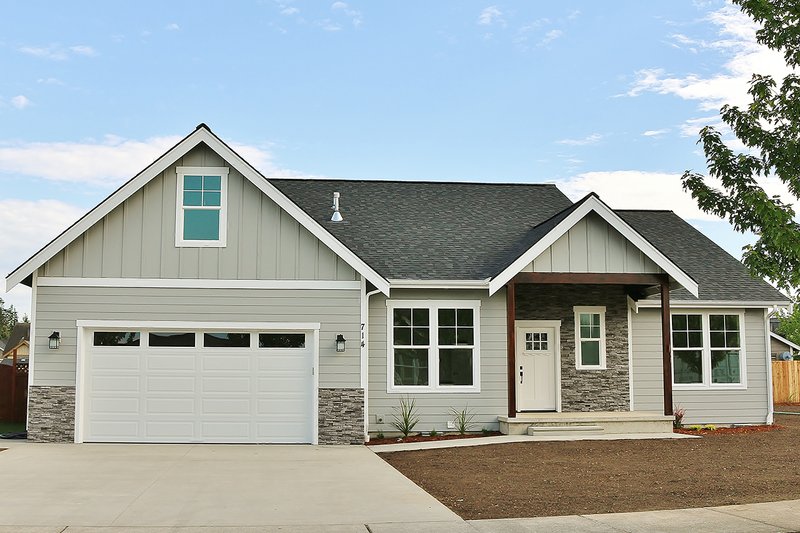 Dream House Plan - Craftsman Exterior - Front Elevation Plan #1070-47