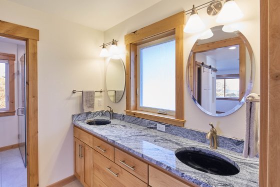 Interior - Master Bathroom for Craftsman House Plan #890-12 - 2 bed, 2.5 bath