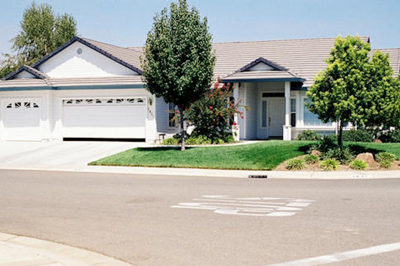 Dream House Plan - Traditional Exterior - Front Elevation Plan #437-14