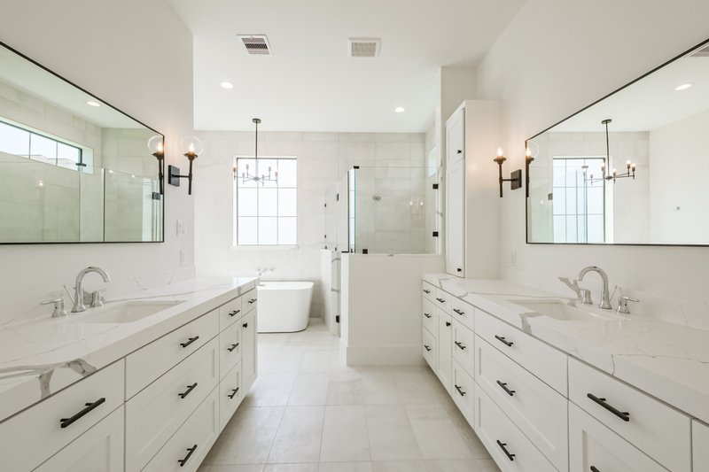 House Blueprint - Interior - Master Bathroom for Farmhouse House Plan #935-21 - 4 bed, 4 bath