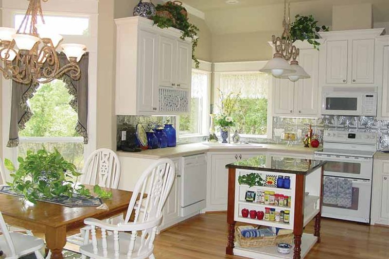 Home Plan - Interior - Kitchen for Traditional House Plan #42-670 - 4 bed, 2 bath