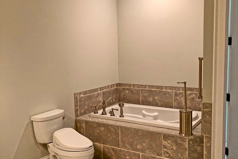 Dream House Plan - Interior - Master Bathroom 2 for Craftsman House Plan #437-121 - 4 bed, 3.5 bath