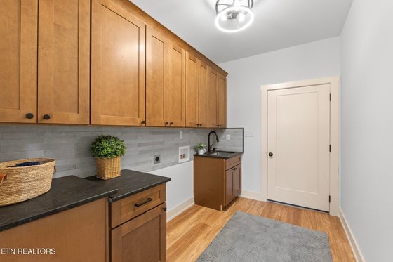 Interior - Laundry for Farmhouse House Plan #123-122 - 3 bed, 2 bath