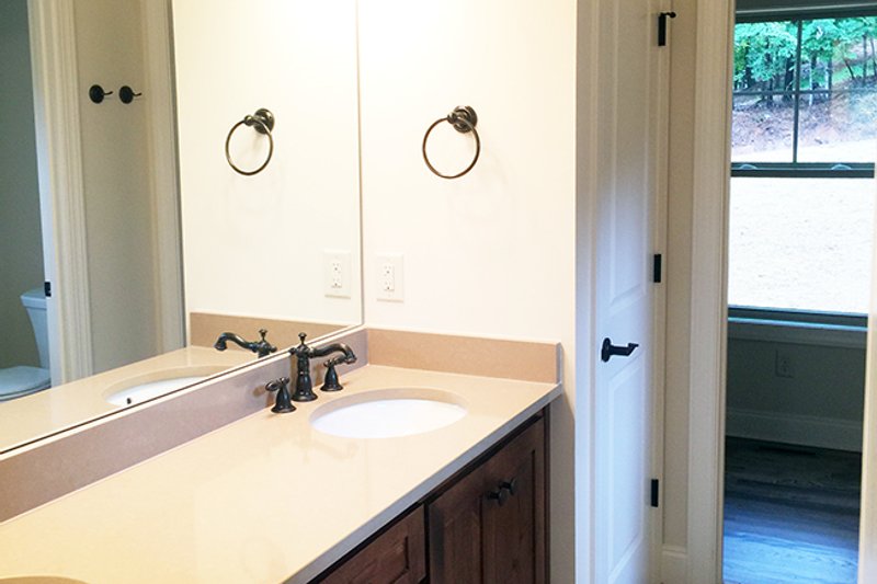 Home Plan - Interior - Master Bathroom for Ranch House Plan #437-79 - 3 bed, 2 bath