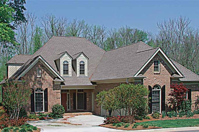 Dream House Plan - Traditional Exterior - Front Elevation Plan #453-290