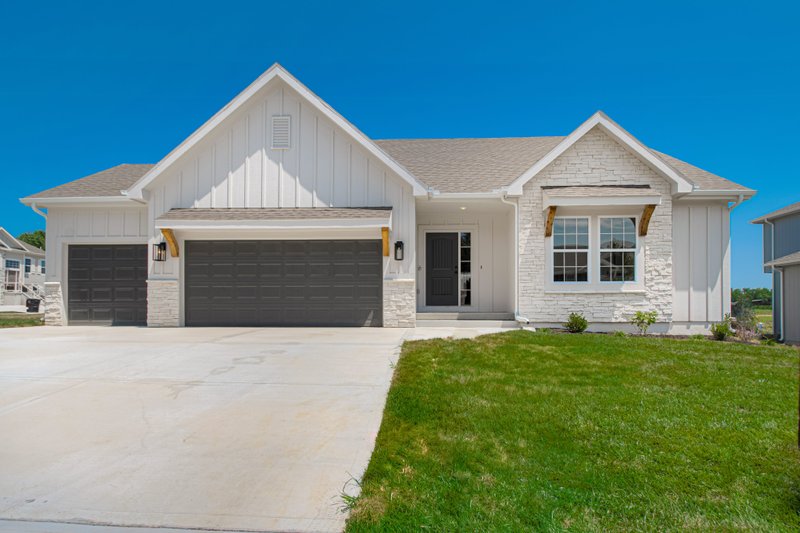 Farmhouse Style House Plan - 3 Beds 2.5 Baths 1642 Sq/Ft Plan #20-2462