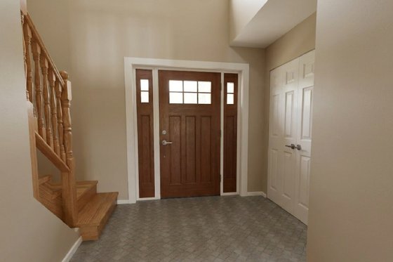 Interior - Entry for Colonial House Plan #126-118 - 3 bed, 2.5 bath