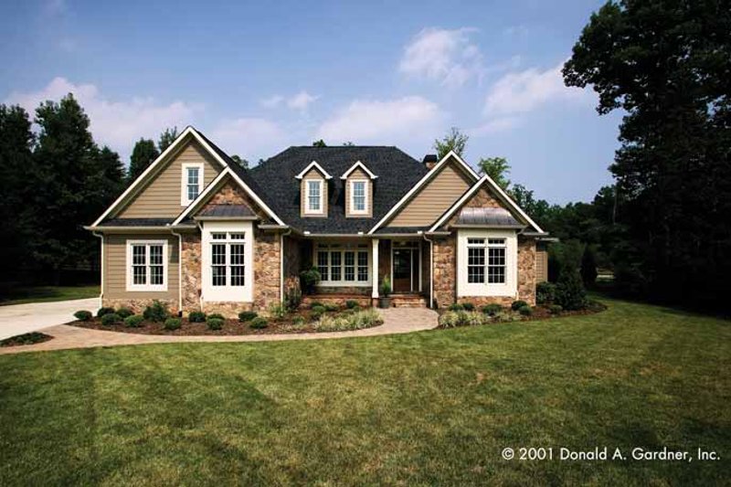 Dream House Plan - Traditional Exterior - Front Elevation Plan #929-605