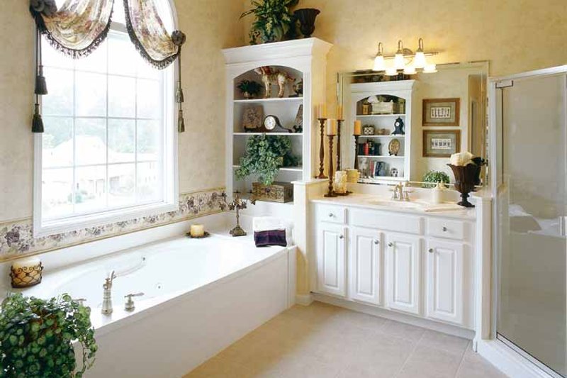 Home Plan - Interior - Master Bathroom for Mediterranean House Plan #927-141 - 4 bed, 3 bath