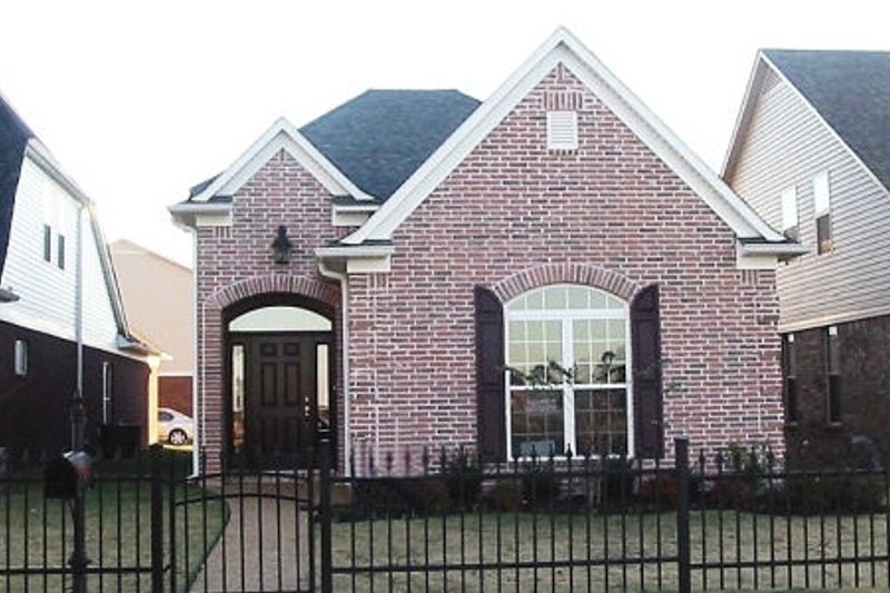 Traditional Style House Plan - 2 Beds 2 Baths 1579 Sq/Ft Plan #81-13708
