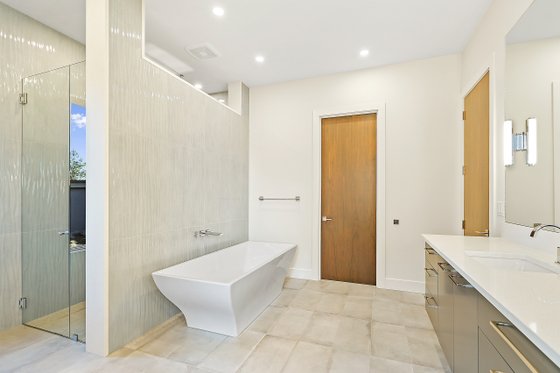 Interior - Master Bathroom for Contemporary House Plan #892-40 - 4 bed, 4.5 bath