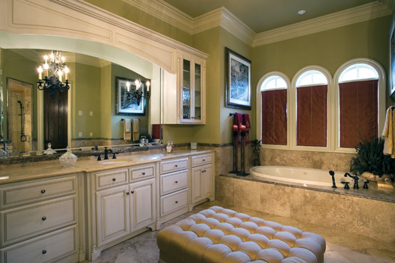 Home Plan - Interior - Master Bathroom for Mediterranean House Plan #453-604 - 5 bed, 5.5 bath