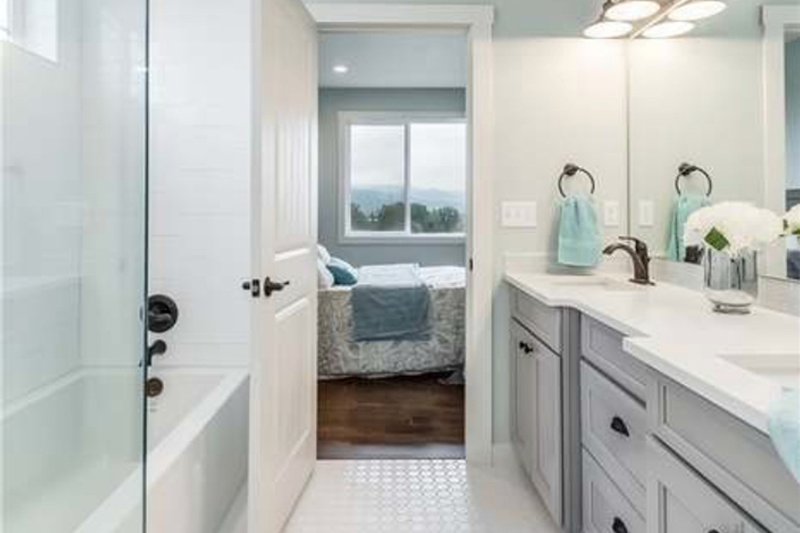 Dream House Plan - Interior - Master Bathroom 1 for Craftsman House Plan #1070-17 - 3 bed, 2.5 bath