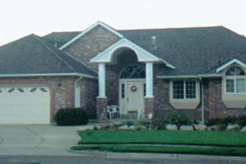 Dream House Plan - Ranch Exterior - Front Elevation Plan #945-33