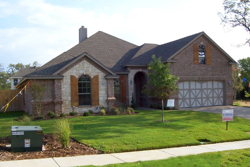 Dream House Plan - Traditional Exterior - Front Elevation Plan #84-376