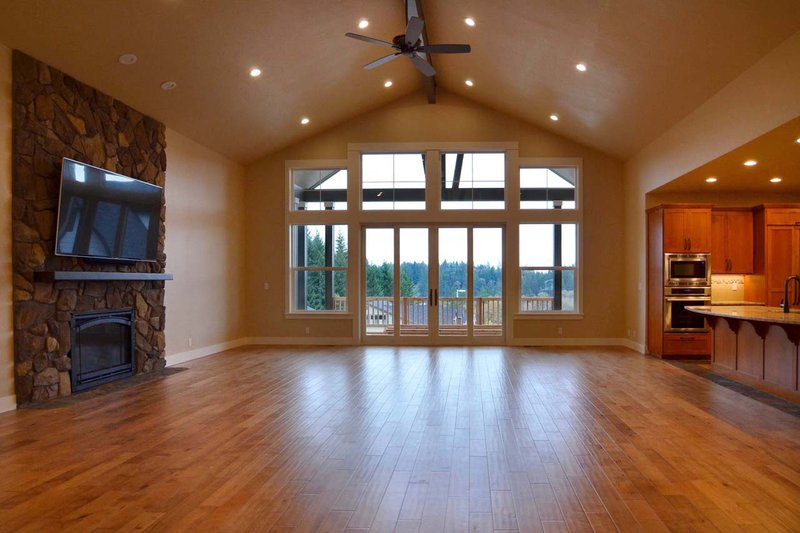Home Plan - Interior - Family Room 2 for Craftsman House Plan #124-1024 - 3 bed, 2.5 bath