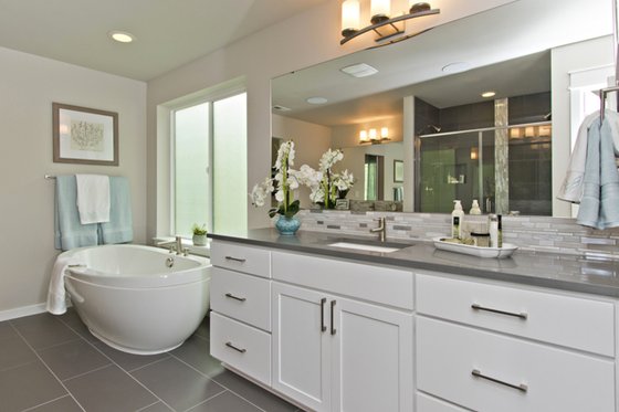 Interior - Master Bathroom for Contemporary House Plan #569-38 - 5 bed, 3.5 bath