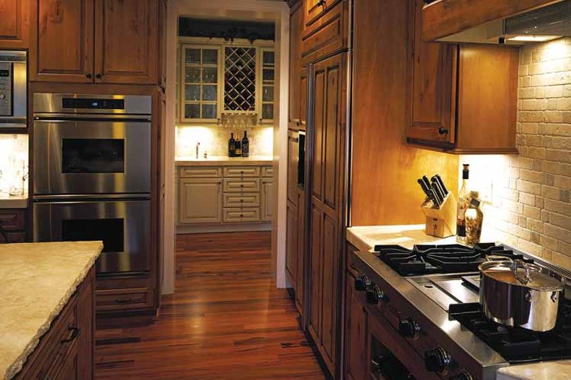 Dream House Plan - Interior - Kitchen for Craftsman House Plan #132-351 - 4 bed, 3.5 bath