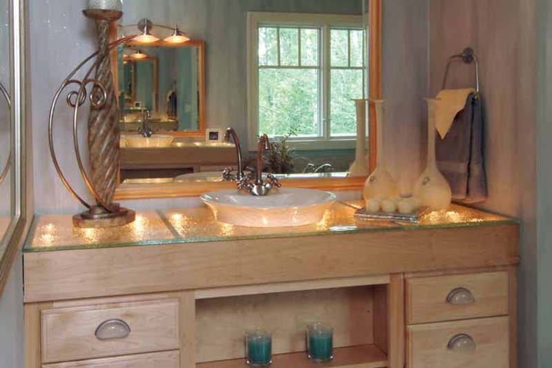 Home Plan - Interior - Bathroom 1 for Craftsman House Plan #928-18 - 4 bed, 2.5 bath