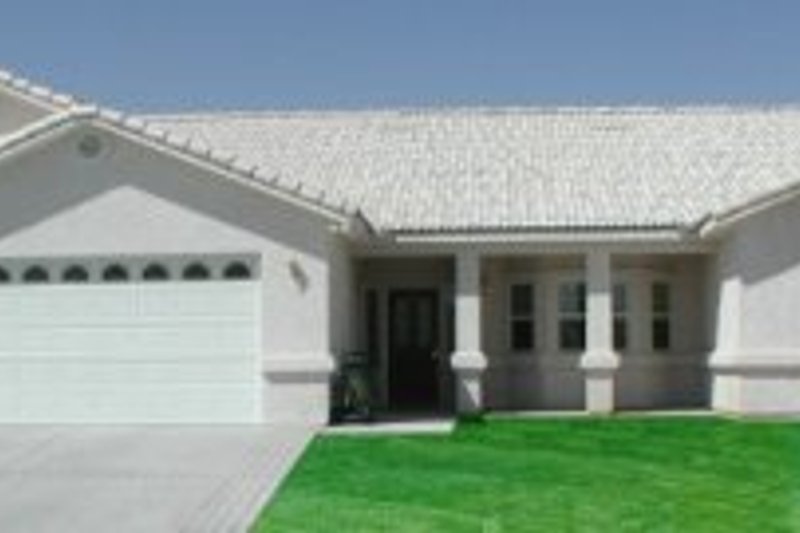 Home Plan - Mediterranean Exterior - Front Elevation Plan #1-652