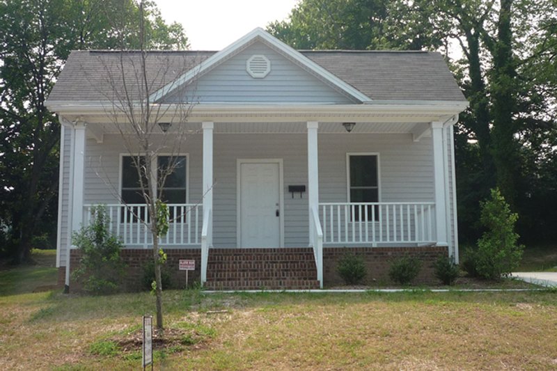 House Blueprint - Craftsman Exterior - Front Elevation Plan #936-17