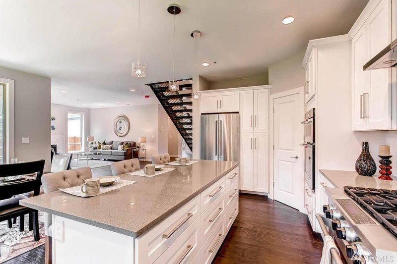 Dream House Plan - Interior - Kitchen 1 for Modern House Plan #1066-9 - 4 bed, 4 bath