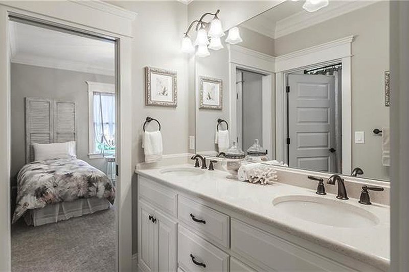 Home Plan - Interior - Bathroom 1 for Craftsman House Plan #120-184 - 4 bed, 3.5 bath
