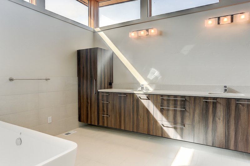House Plan Design - Interior - Master Bathroom for Contemporary House Plan #892-24 - 3 bed, 3.5 bath