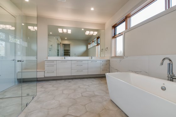 Interior - Master Bathroom for Contemporary House Plan #892-23 - 3 bed, 3.5 bath