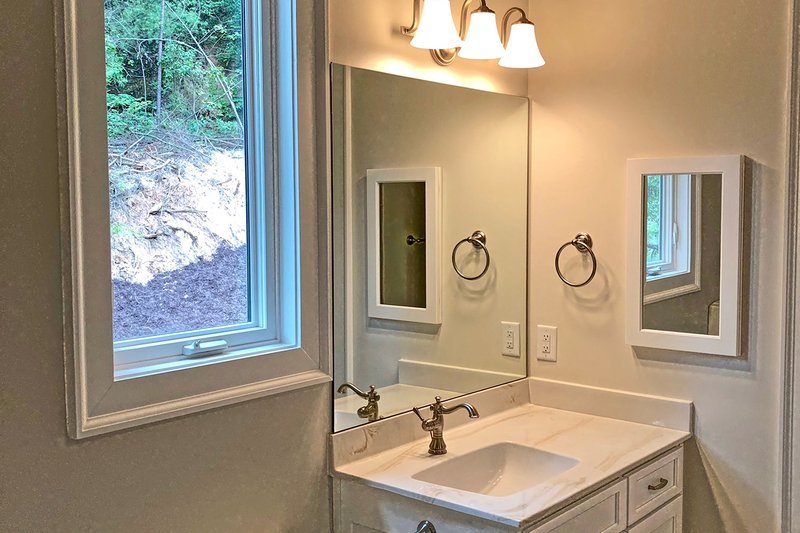 Dream House Plan - Interior - Master Bathroom for Craftsman House Plan #437-121 - 4 bed, 3.5 bath