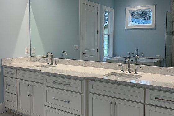 Interior - Master Bathroom 1 for Craftsman House Plan #437-95 - 3 bed, 3.5 bath
