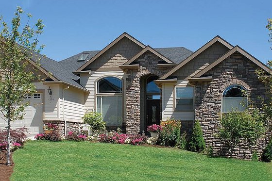 Front view - 2900 square foot Craftsman home