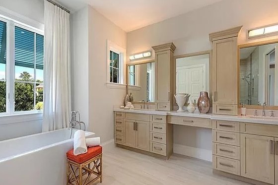 Interior - Master Bathroom 1 for Bungalow House Plan #548-41 - 5 bed, 5.5 bath