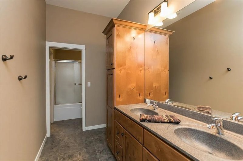 House Plan Design - Interior - Bathroom 1 for Traditional House Plan #70-1554 - 7 bed, 4.5 bath