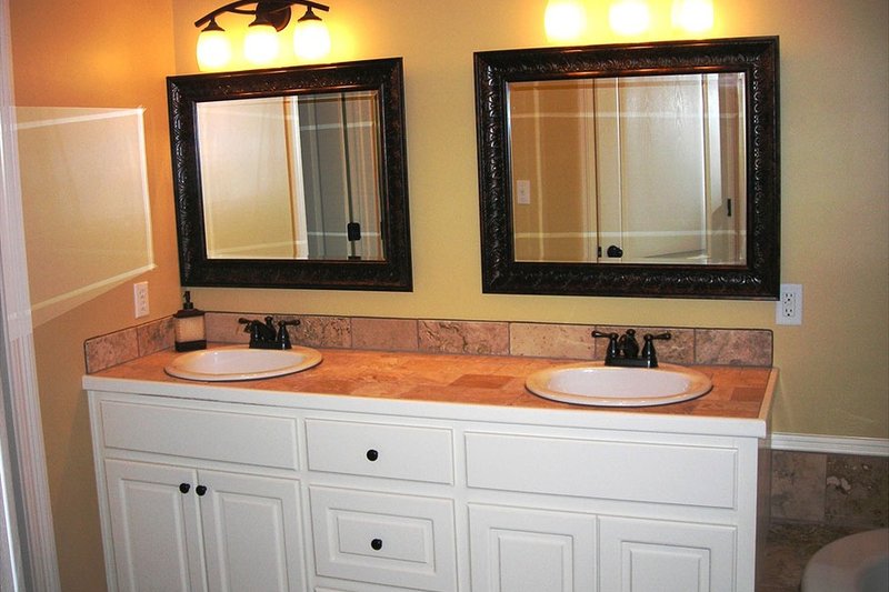Dream House Plan - Interior - Master Bathroom for European House Plan #430-53 - 3 bed, 2 bath