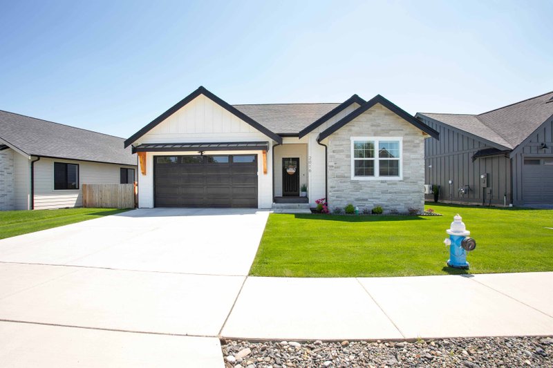 House Blueprint - Craftsman Exterior - Front Elevation Plan #1070-261