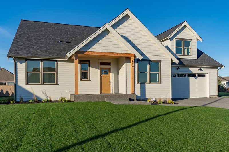 Dream House Plan - Craftsman Exterior - Front Elevation Plan #1070-52