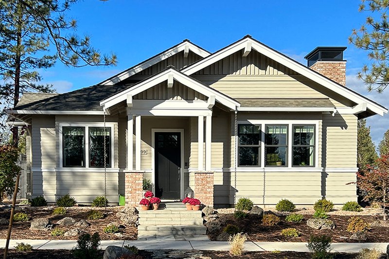 House Blueprint - Craftsman Exterior - Front Elevation Plan #895-162