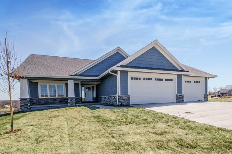 House Blueprint - Traditional Exterior - Front Elevation Plan #70-1550