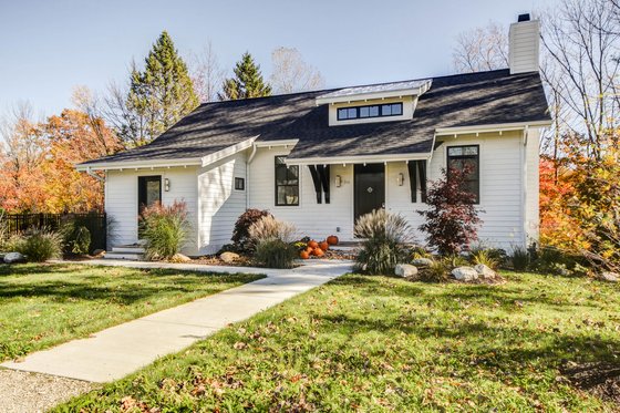 Cottage style home, bungalow style, elevation photo