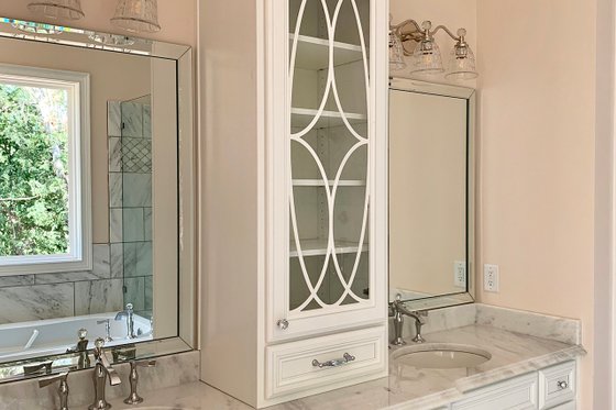 Interior - Bathroom 1 for Craftsman House Plan #437-105 - 5 bed, 5 bath